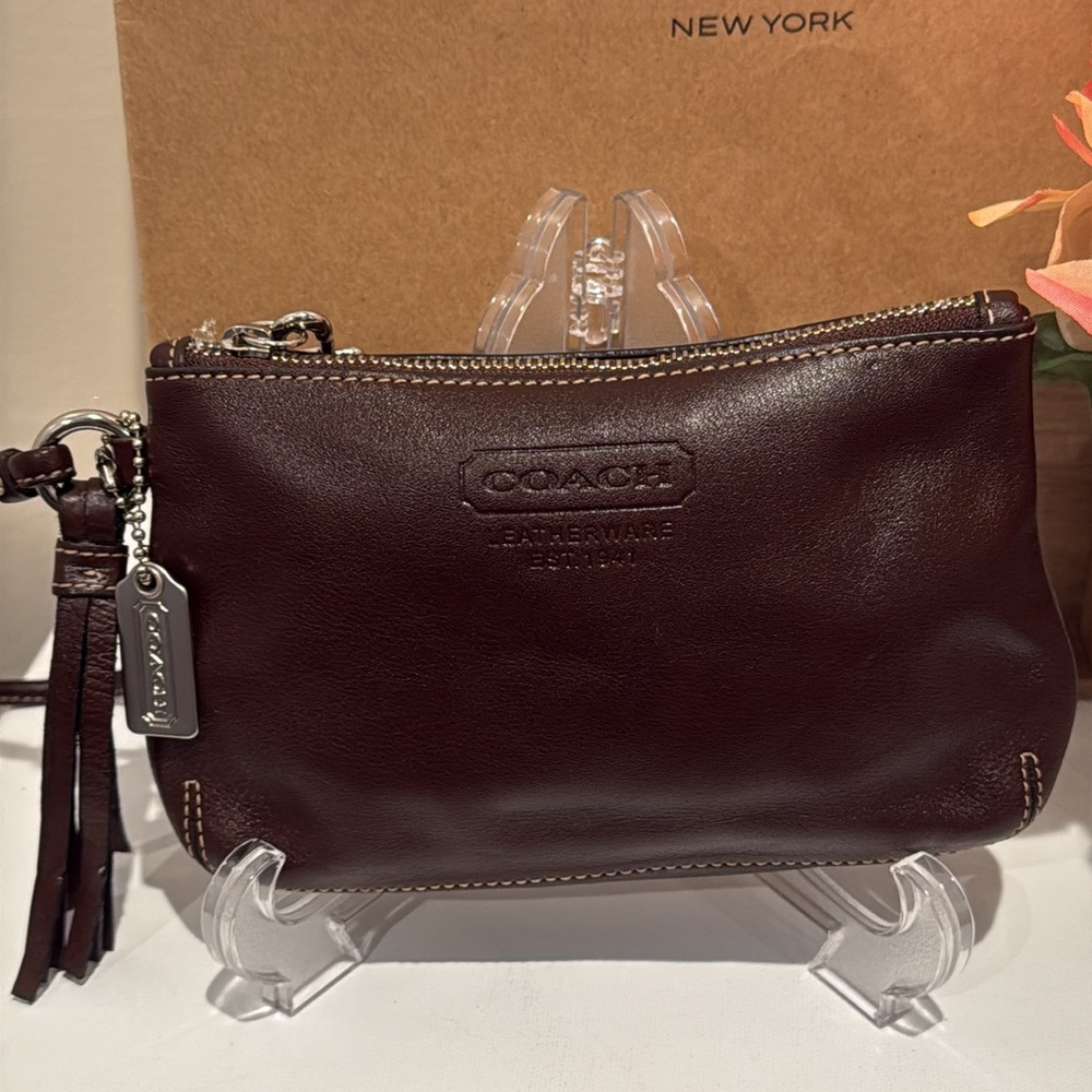 Coach Vintage Y2K Leather Wristlet (with leather tassel & metal hangtag)(EUC)